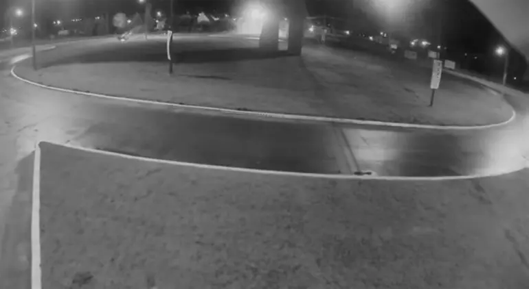 Video: Asesores de Cambiemos volcaron en una rotonda en Olavarría