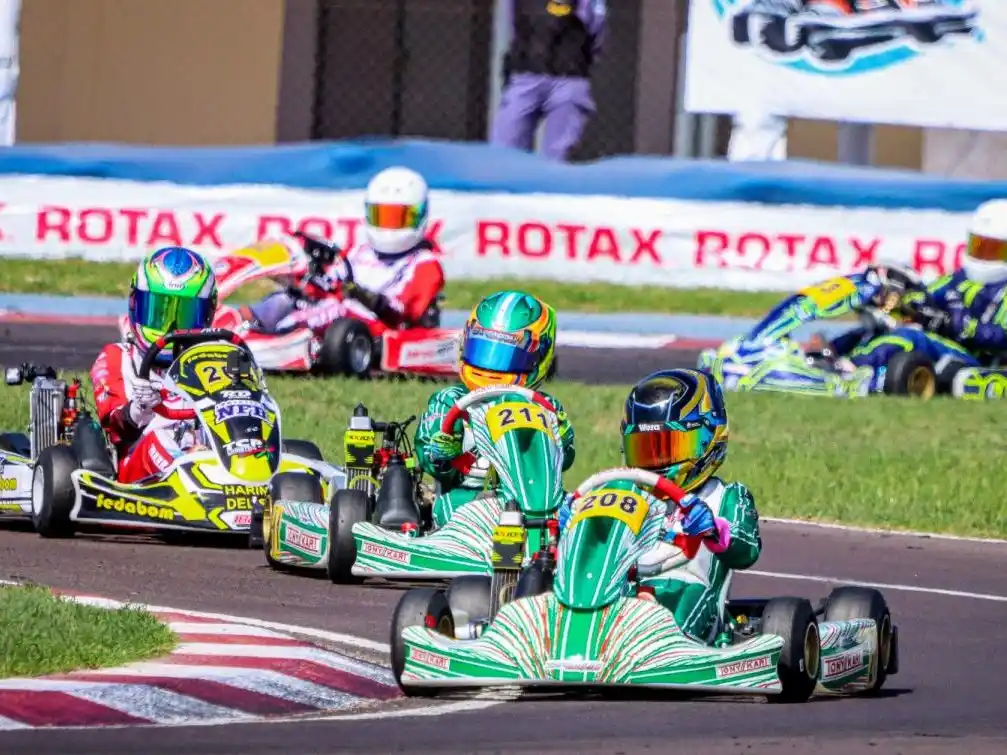 Martín Bertolaccini (208) liderando en una de las competencias de la Mini Max.