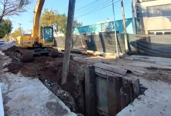 Se reanudaron los trabajos de renovación del colector cloacal en calle Tucumán