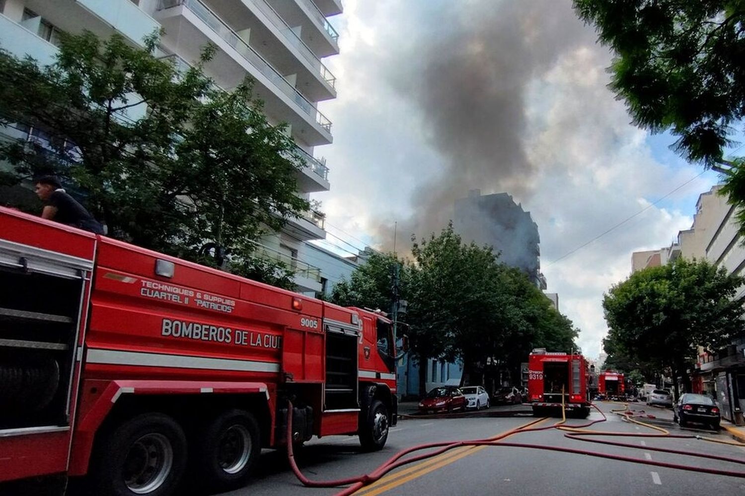 Los Bomberos de la Ciudad trabajan en el lugar.