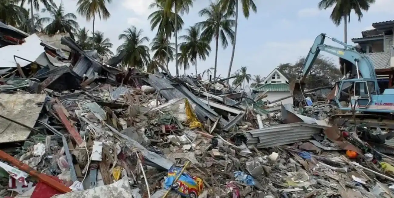 Destrucción provocada por un tsunami en Tailandia, en el año 2004. Foto: Pornchai Kittiwongsakul.