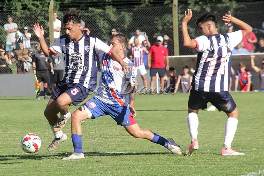 Posesión. Mateo Caballero sostiene el balón, ante la marca de Francisco Dindart y la mirada de su compañero Thomas Thomassen