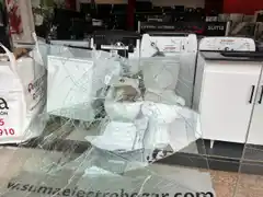 Robaron más de una docena de celulares de una casa de electrodomésticos en la avenida Colón