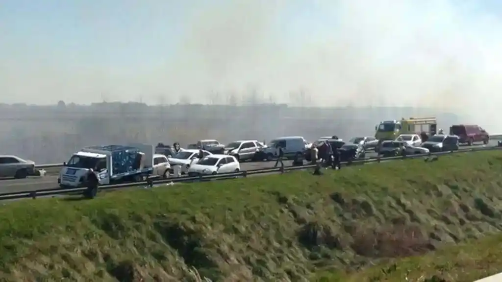 Indemnizan a una vecina de Chascomús tras un choque por humo en la ruta y 29 autos involucrados