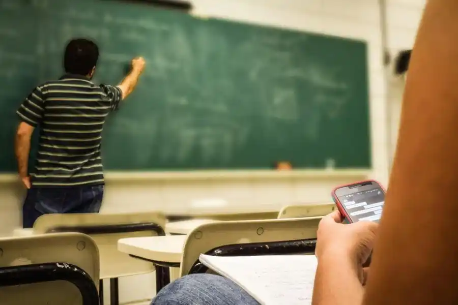 Teléfonos celulares en las escuelas: el gobierno provincial rechaza la prohibición y promueve regular su uso