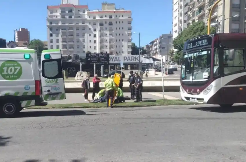Ebria, una mujer se cruzó delante de un colectivo