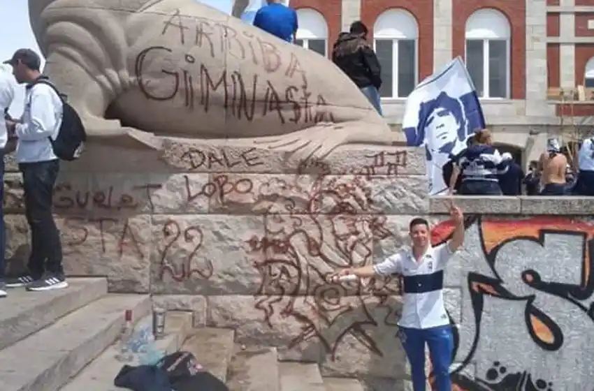 El municipio pedirá que el responsable de las pintadas en los Lobos pague la restauración