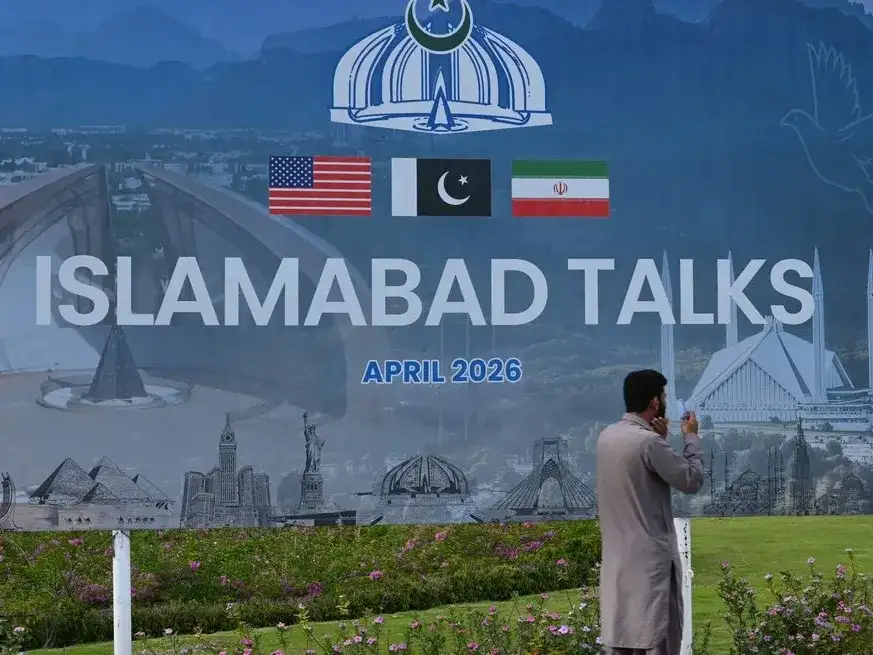 Una valla publicitaria de las conversaciones entre Estados Unidos e Irán, en Islamabad, Pakistán. Foto: Xinhua / Ahmad Kamal.