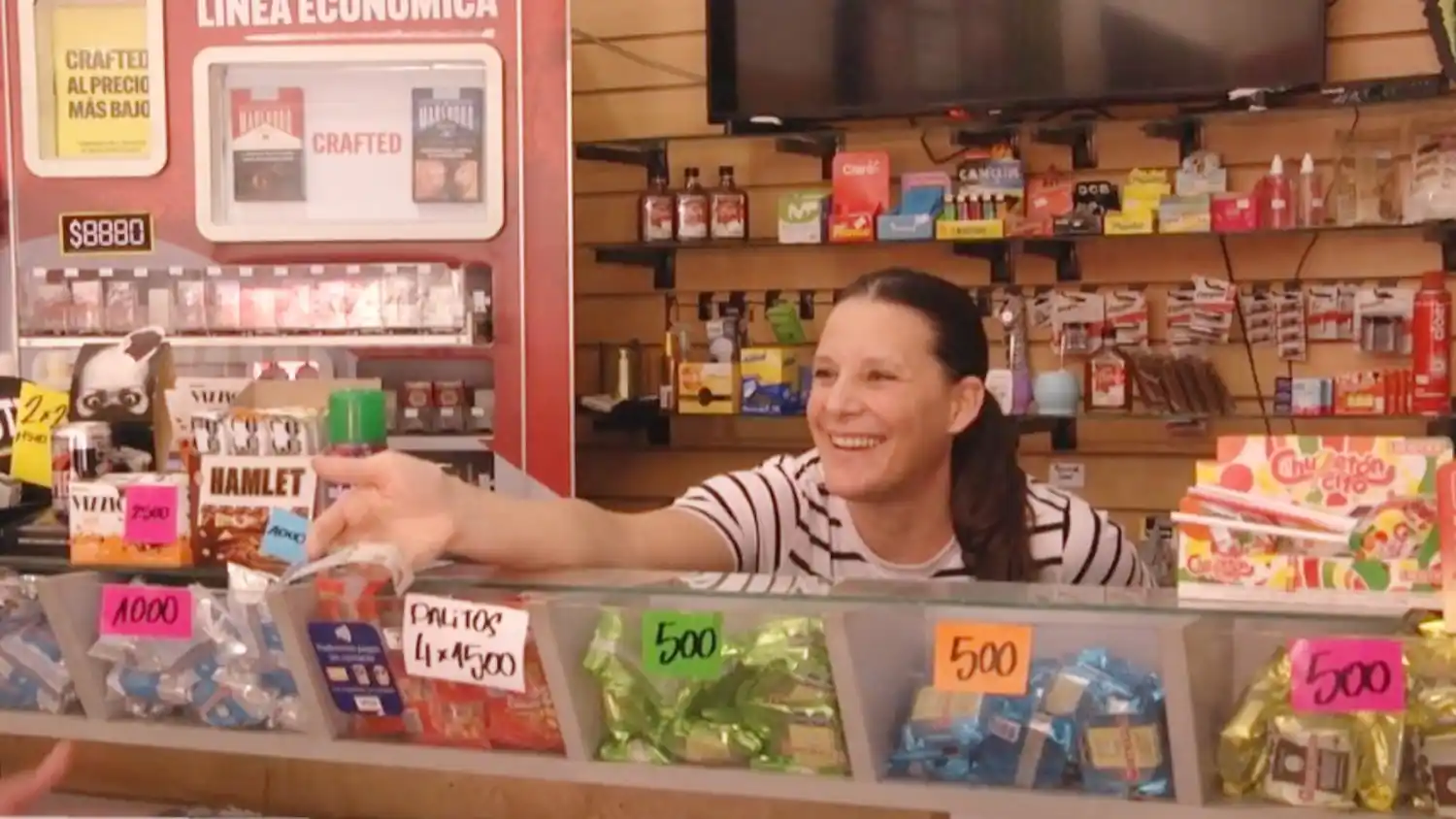 Un kiosco en Pilar dolarizó sus precios y generó polémica con una oferta poco conveniente: "Tres caramelos por un dólar"