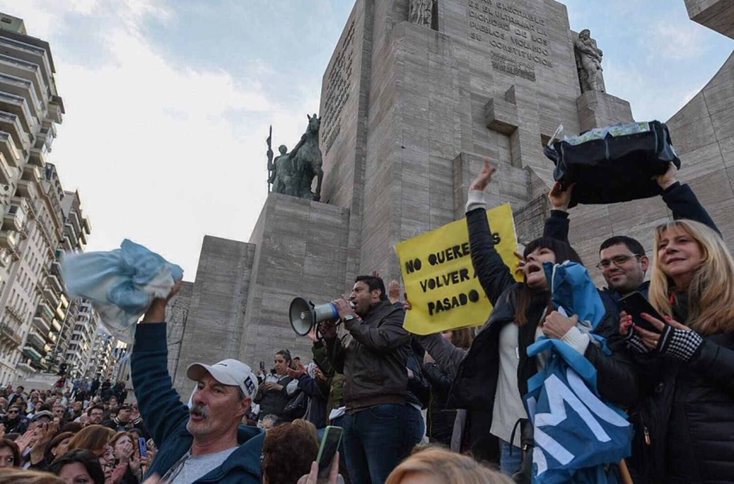 Masiva concentración en el Monumento en defensa del gobierno nacional