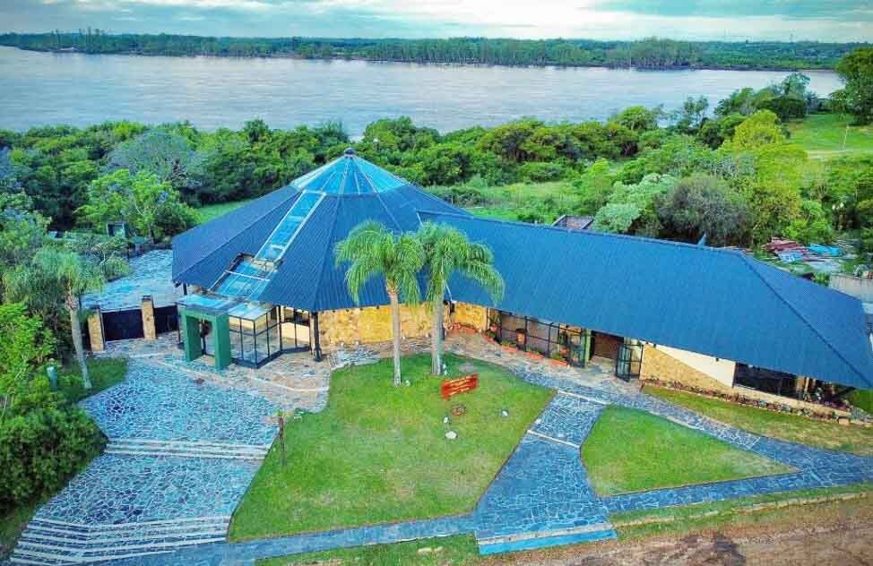 El reconocido pintor Martín Rojas presenta sus obras en Hostal del Río
