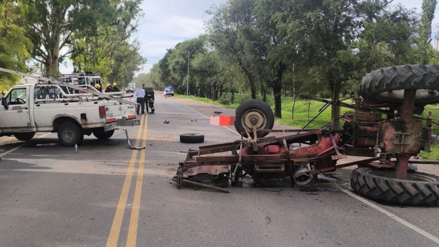 Tragedia en una ruta cordobesa: un joven de 23 años murió al volcar con su tractor