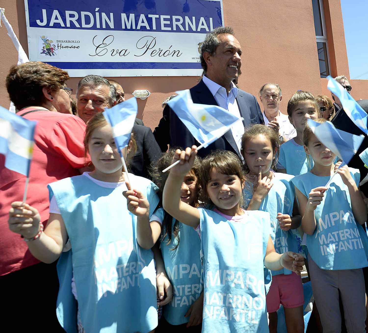 Las Flores: Scioli inauguró un jardín maternal y entregó becas y escrituras