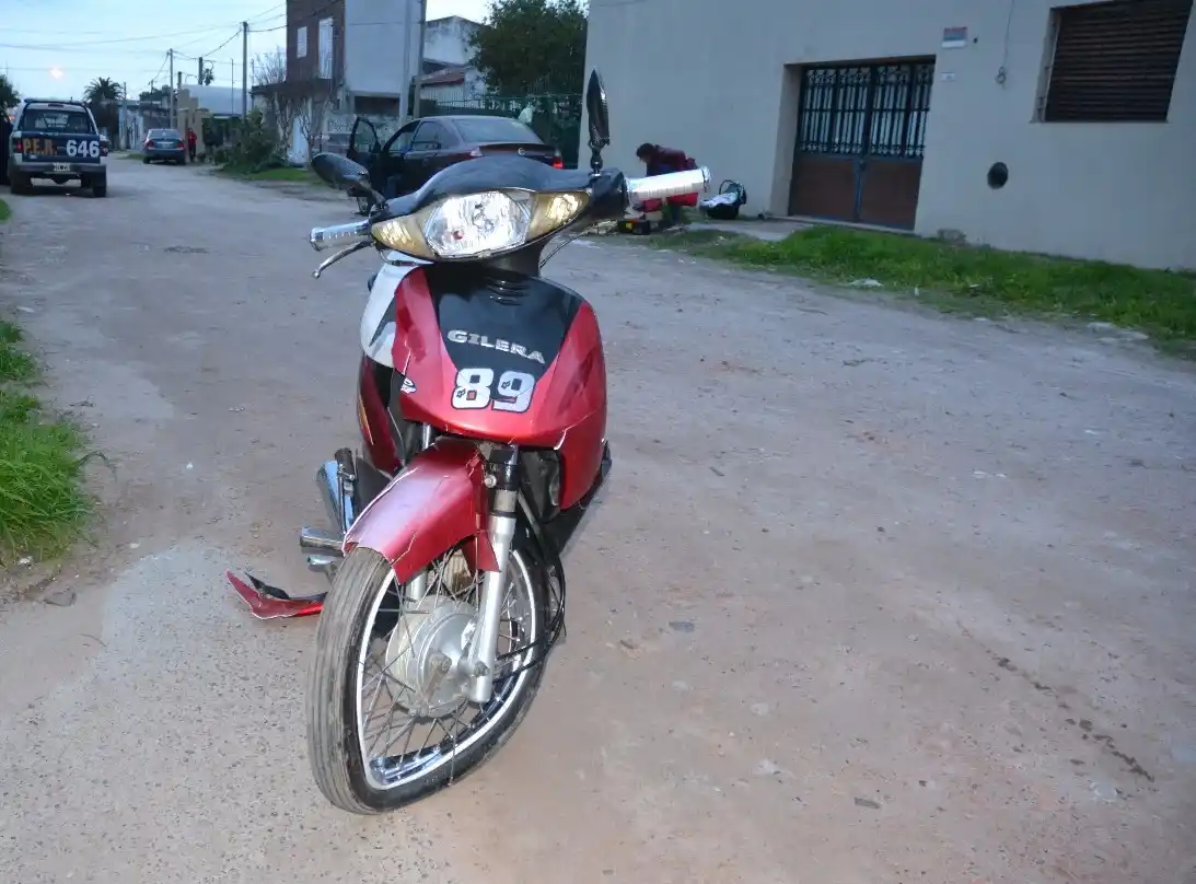 Choque entre moto y automóvil dejó a un joven hospitalizado