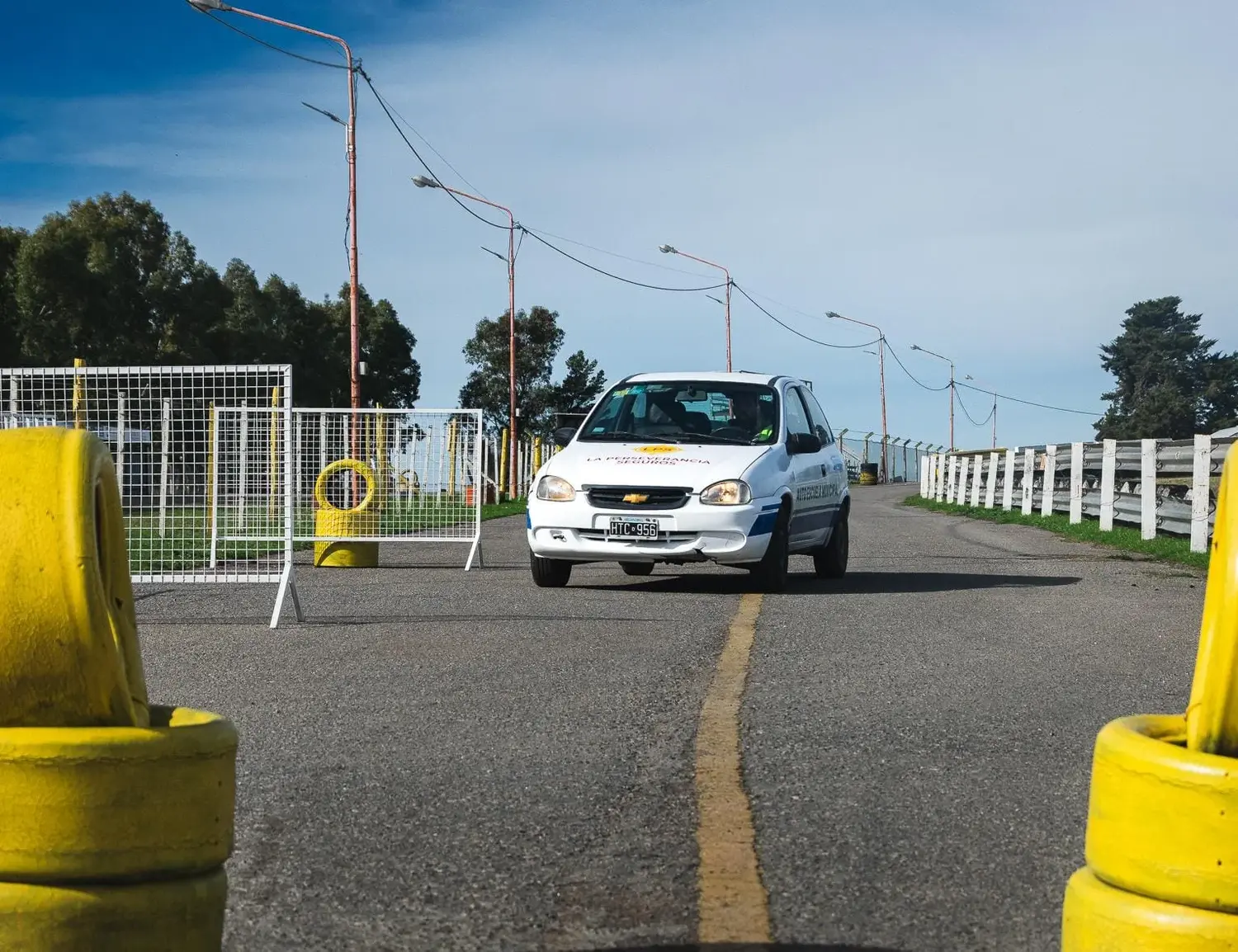 El Chevrolet Corsa de la Autoescuela sobre la pista del Motoclub