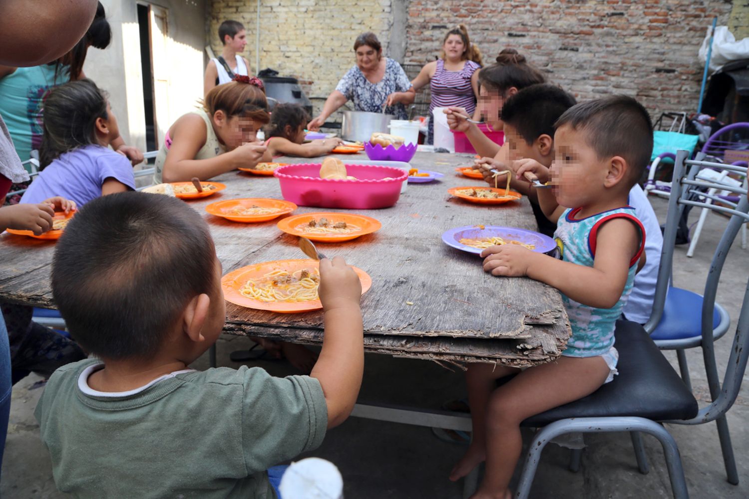 Unicef advirtió que un millón y medio de chicos se saltea alguna de las cuatro comidas del día.