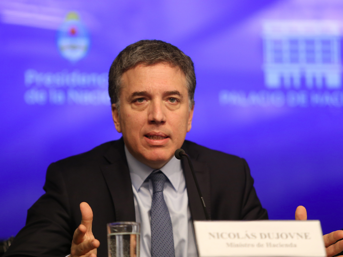 Dujovne admite que podría caer más del 1% del PBI