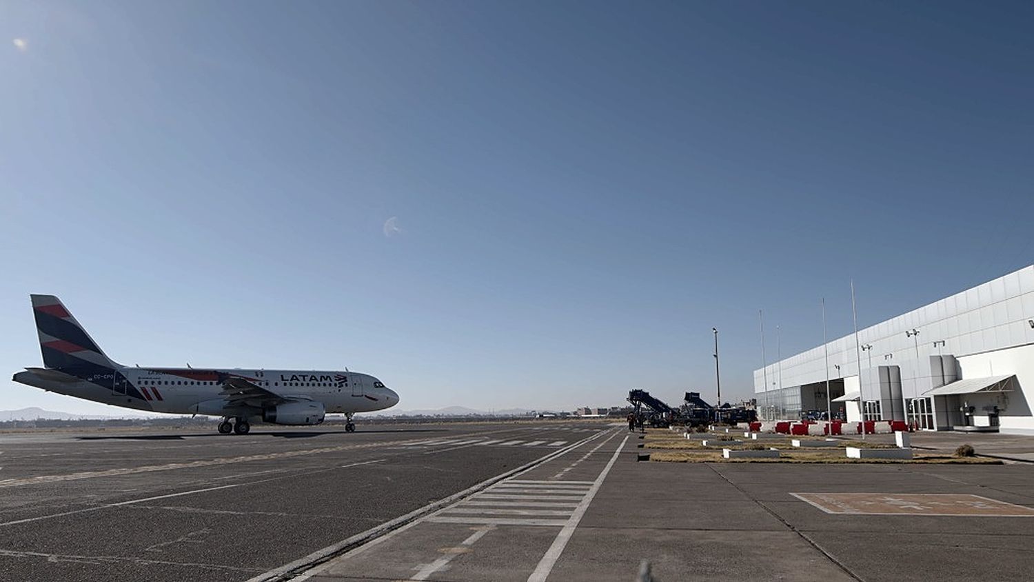 Perú: el aeropuerto de Juliaca vuelve a cerrar por tareas de mantenimiento en su pista