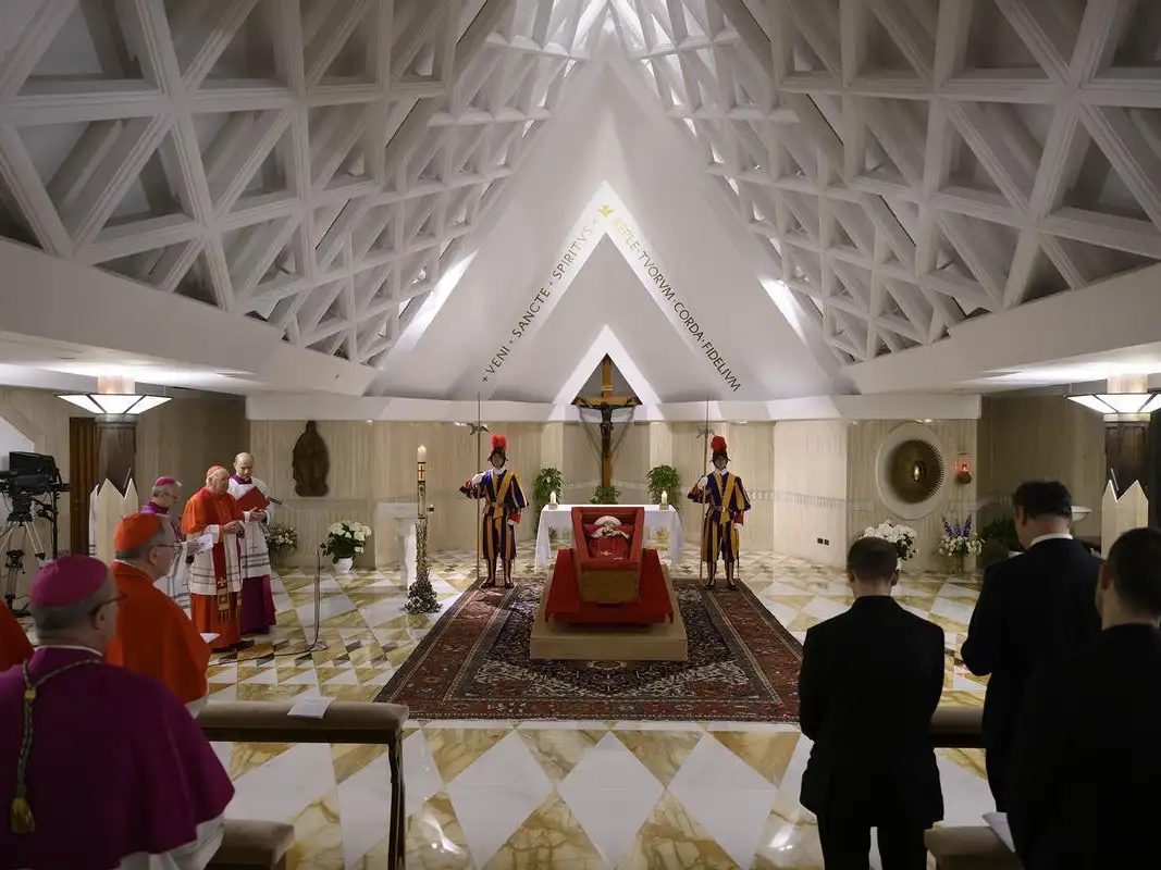 Despedida. Empieza la ceremonia por la muerte de Jorge Bergoglio.