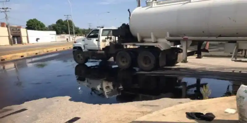 ¡INDIGNANTE! Petróleo brota en las calles de Cabimas (+Videos)