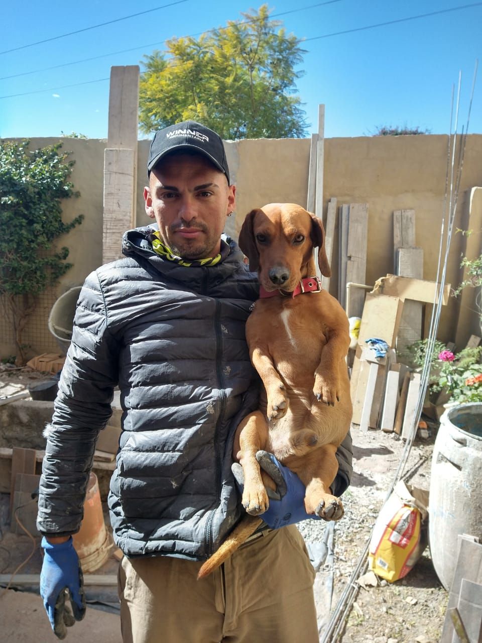 Maximiliano y su perro salchicha Max en una obra