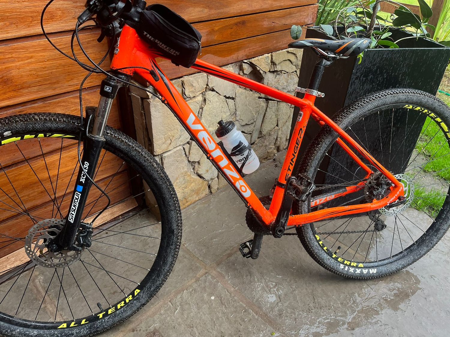 Robaron dos costosas bicicletas frente a una casa
