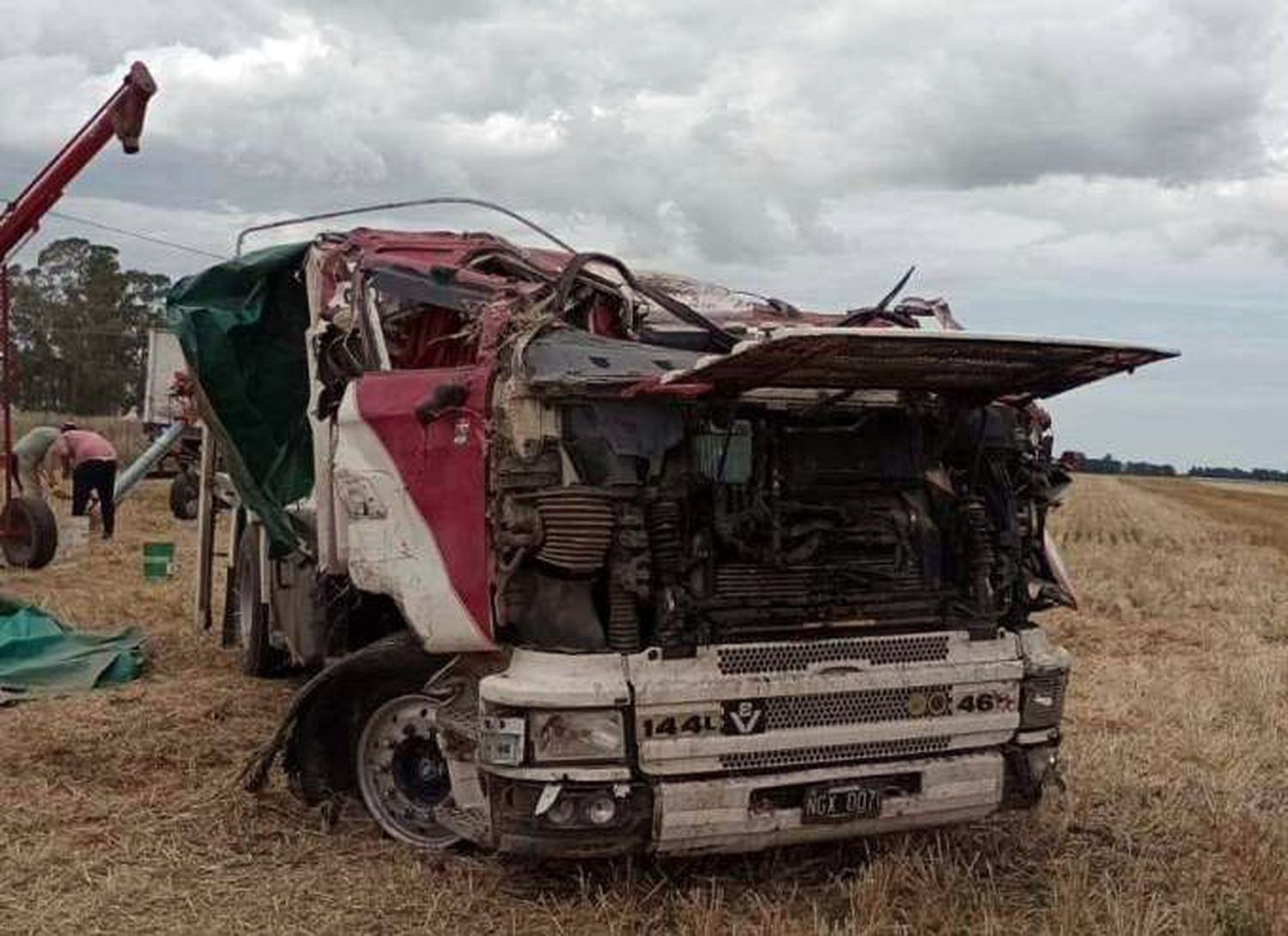 Quedó atrapado en la cabina del camión pero salvó su vida