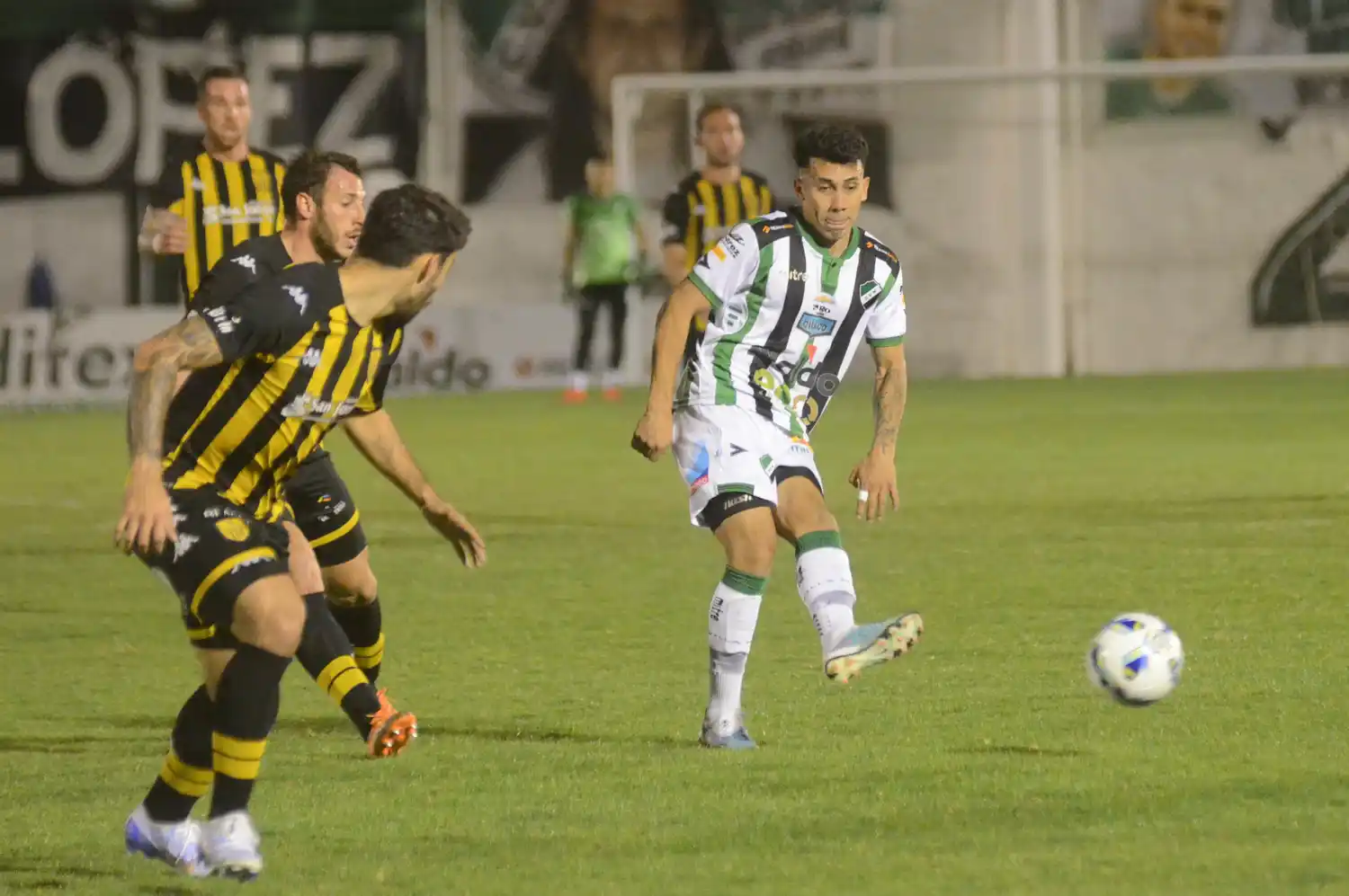 FOTO LA NUEVA López se desprende de la pelota, seguido de cerca por Igartua y Lucero.