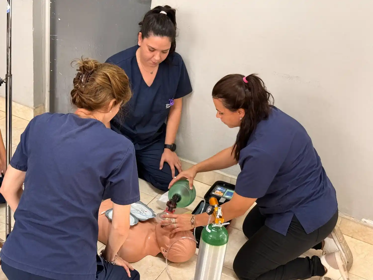 Personal de salud realiza prácticas de RCP y uso de desfibrilador externo automático (DEA), en el marco de las capacitaciones para ampliar la respuesta ante emergencias cardiovasculares en la ciudad.