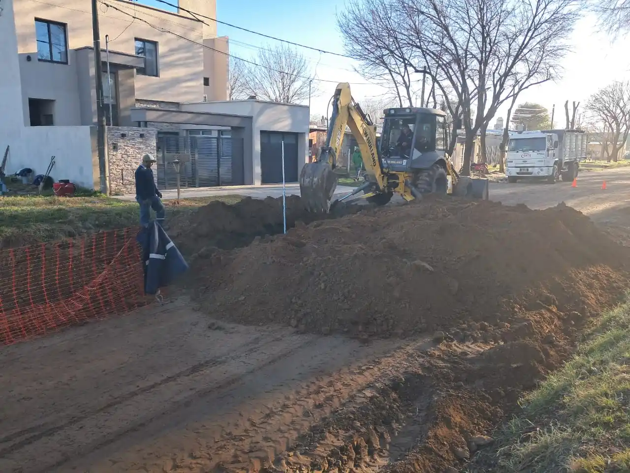 La maquina avanza sobre calle Rivadavia.
