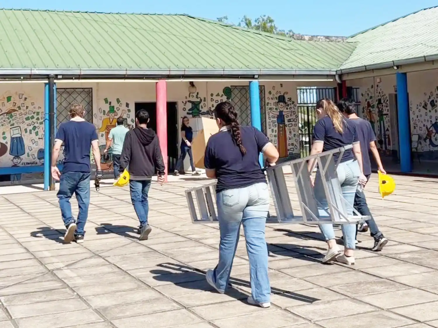 Alumnos de la Escuela Técnica de Federación instalaron equipos de aire acondicionado en la Escuela “Arturo Illia”