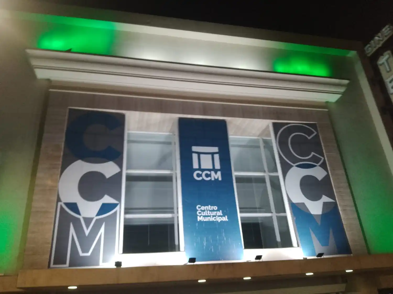 El teatro iluminado de verde.