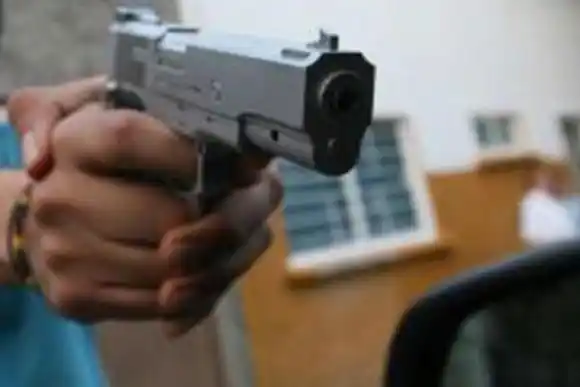 Quisieron asesinar a dos mujeres, les "cayó la policía", huyeron por los techos y terminaron detenidos