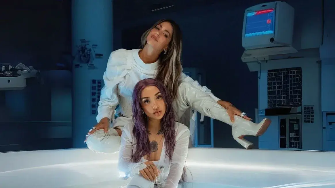 La noticia se filtró inicialmente a través de sutiles pistas de Becerra y una confirmación visual de Tini.
