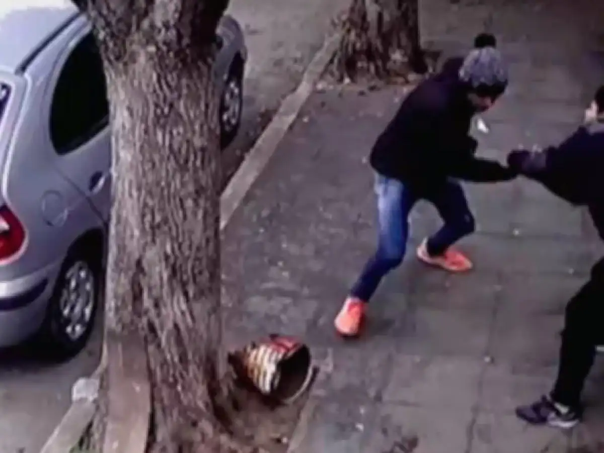 Así roban los motochoros en Córdoba: se distrajo y le sacaron el celular