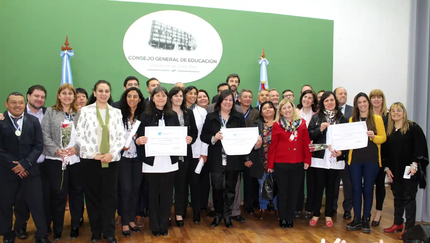 El gobierno reconoció la labor de la docencia entrerriana con el premio Antequeda