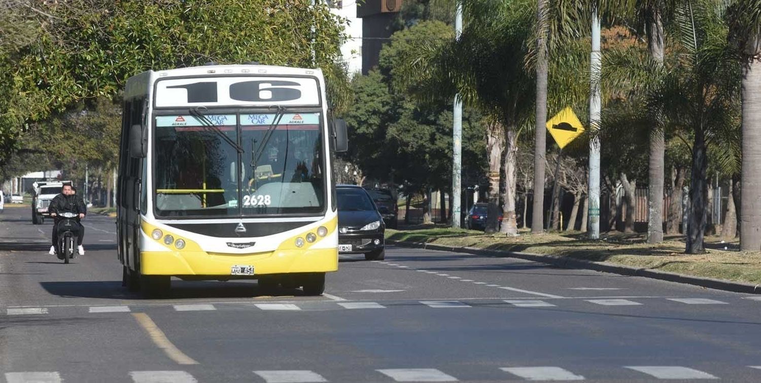 Modifican el presupuesto nacional y destinan fondos para el transporte público del interior