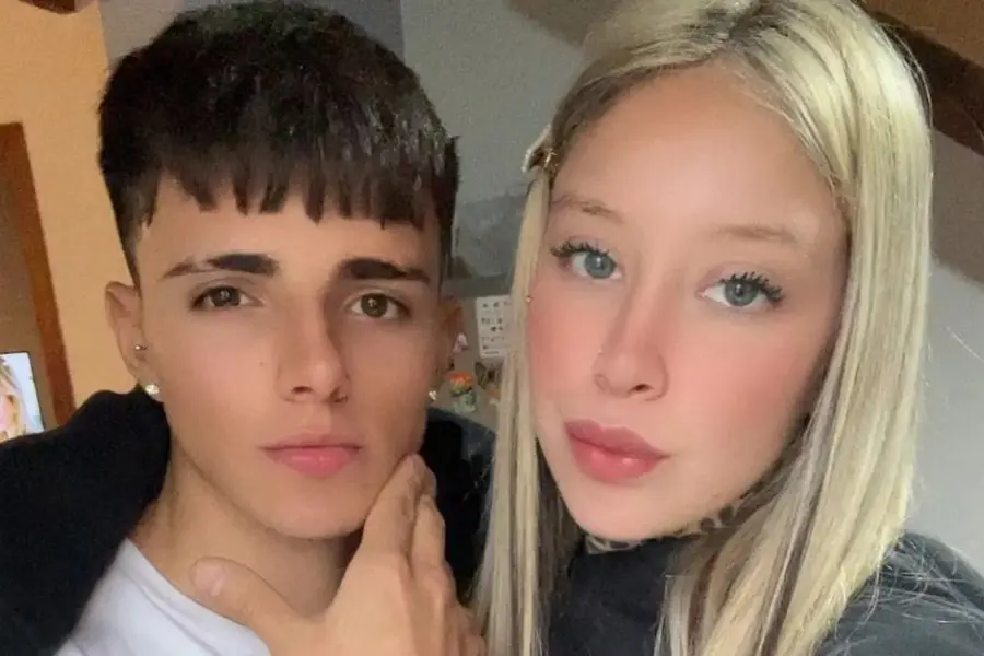 “Me enamoré de mi hermanastro”: se flecharon en unas vacaciones familiares y ahora llevan tres años de novios