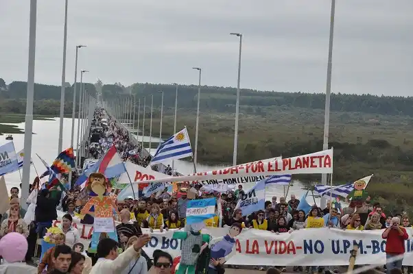 Habrá colectivos gratis para la marcha al puente