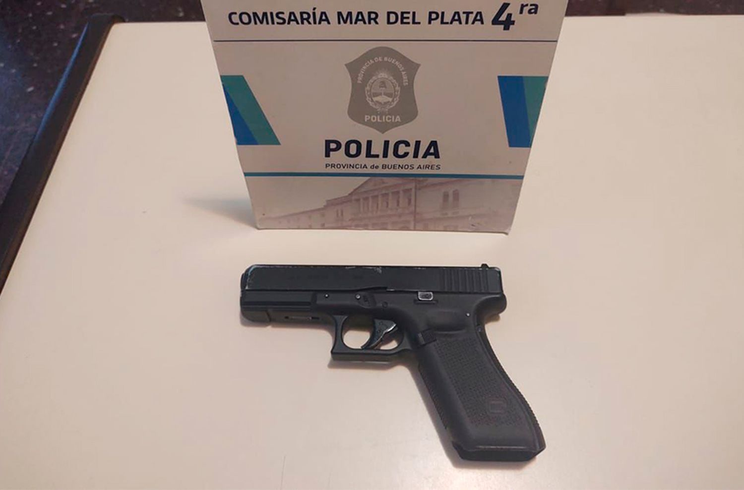 Robaron una moto con una réplica de pistola pero fueron atrapados tras la ayuda de un vecino