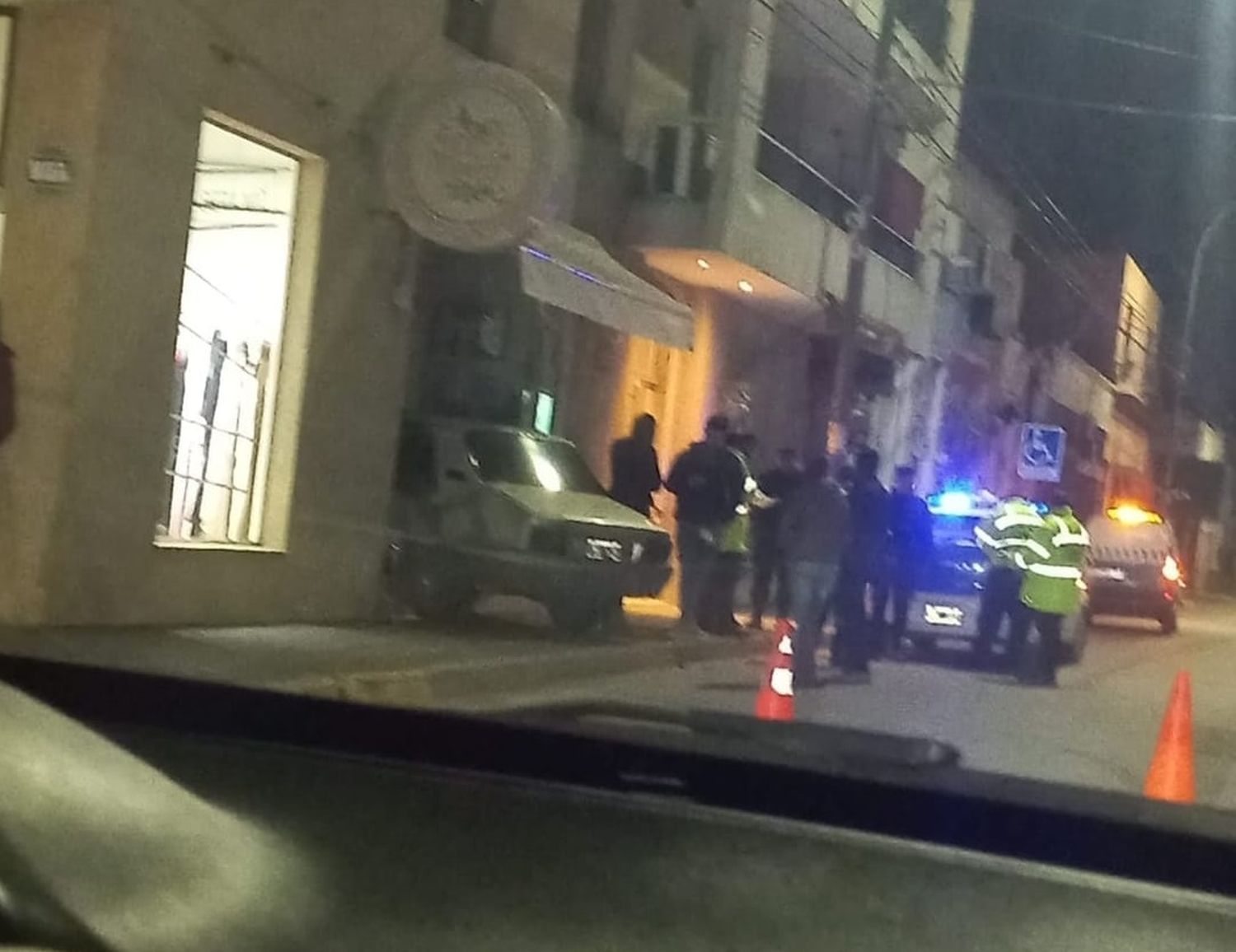 Dobló en la 25, perdió el control de su auto y terminó incrustado contra un comercio: Iba borracho