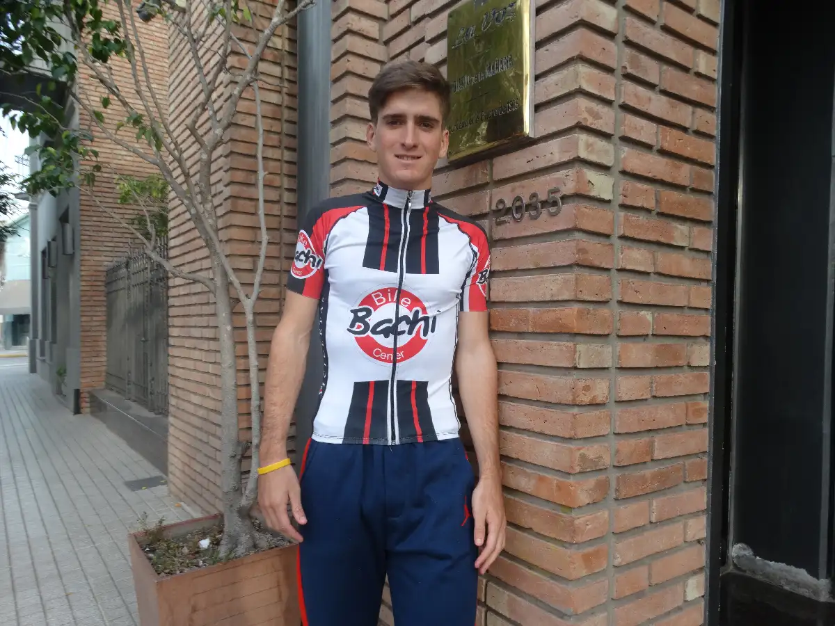 Parado sobre los pedales