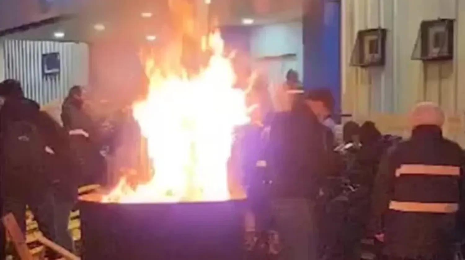 Trabajadores metalúrgicos frente a una planta en Río Grande, Tierra del Fuego, protestan con fogatas tras el anuncio de baja de aranceles a electrónicos.