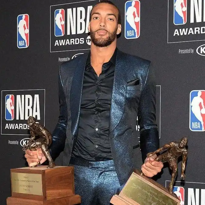 Rudy Gobert promedió 13 rebotes y 2 bloqueos por partido esta temporada; pero no se ha salvado de los cuestionamientos (Vía: X).