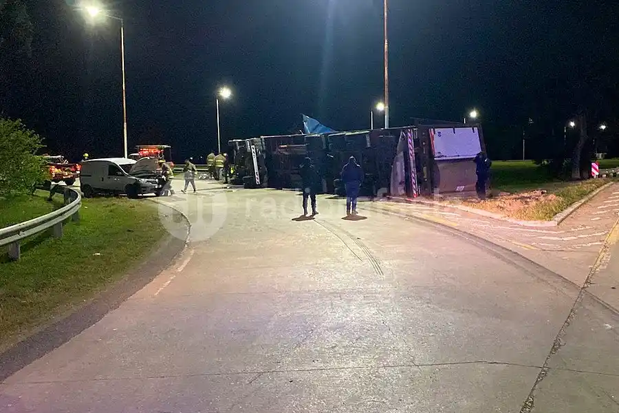 Fuerte accidente en la RN19 terminó con un camión tumbado