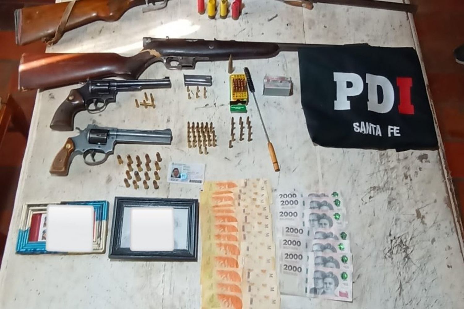 Megaoperativo en Esperanza: allanamientos con secuestro de armas, balas y varias plantas de marihuana