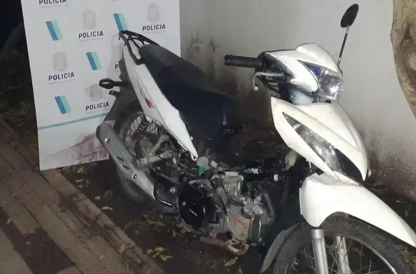 Caminaba con una moto sin patente ni numeración: fue detenido