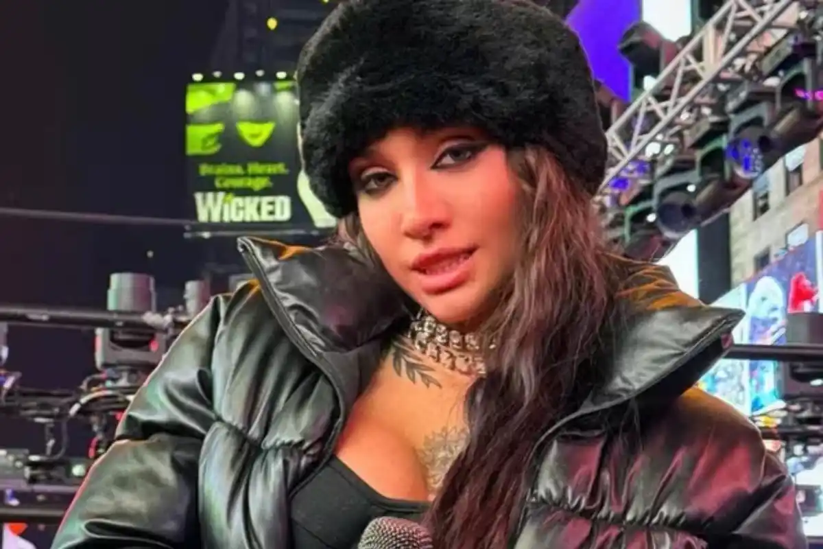 Becerra interpreta dos de sus éxitos, "Piscina" y "Corazón Vacío",