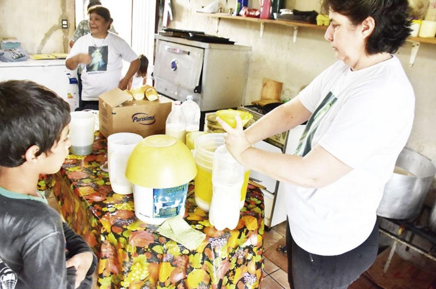 Donan un millón de vasos de leche a merenderos y comedores del AMBA