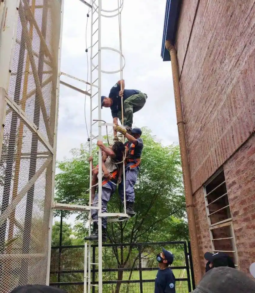 Rescataron a un joven de 16 años que subió a un tanque